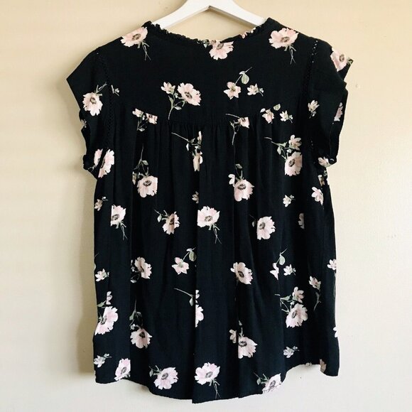 Buffalo David Bitton Size Medium Flutter Sleeve Floral Blouse Top Black Poppy - Picture 4 of 10